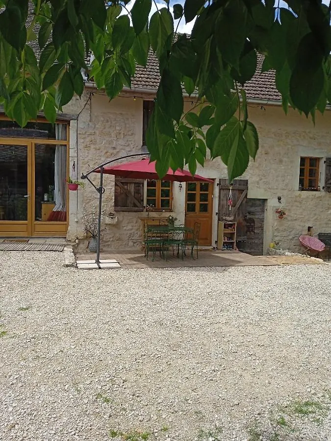 Bed and Breakfast Chez Karine à Ceyzerieu Couette-café